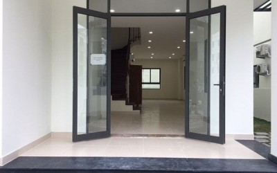 THI CÔNG CỬA NHÔM KÍNH NHÀ ỐNG  – KHÔNG GIAN NHỎ, GIẢI PHÁP LỚN